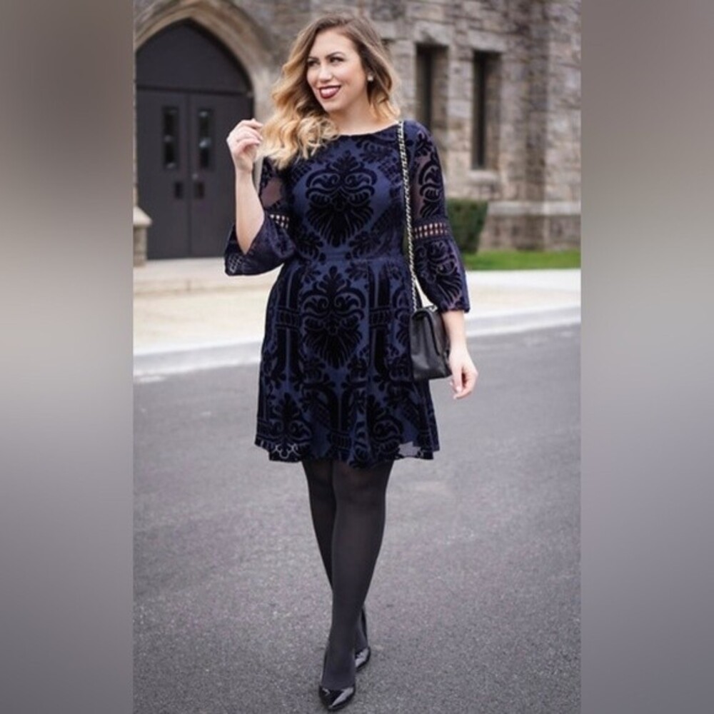 Eliza J Women’s embroidered Poet sleeve blue velvet holiday party dress size 6!